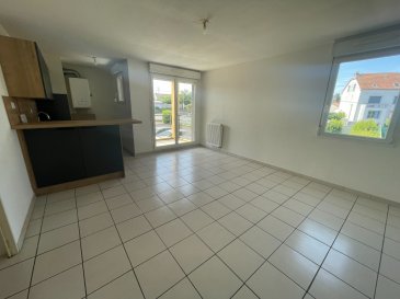 À louer – Appartement 3 pièces – 56 m² – Florange

À Florange, découvrez cet appartement de 56 m² composé de trois pièces : deux chambres avec dressing, une cuisine ouverte sur un salon-séjour lumineux, une salle de bain, des WC séparés, un balcon ainsi qu’une place de parking extérieure.

Les charges mensuelles s’élèvent à 130 €, comprenant : l’eau, l’électricité des parties communes, l’entretien des communs, la chaudière, la VMC, les espaces verts, le portail automatique et la taxe d’enlèvement des ordures ménagères (TEOM).

Honoraires de location : 613 €, dont 447 € pour les frais de dossier, de visite et de bail, et 166 € pour l’état des lieux.

Les informations sur les risques auxquels ce bien est exposé sont disponibles sur : www.georisques.gouv.fr