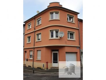 Maison de coin avec une surface habitable d’environ 150 m2, érigée sur un terrain de 0,55 ares avec garage, composée comme suit :

Rez-de-chaussée : Hall d’entrée, WC hôtes, bureau/chambre, garage pour 1 voiture, accès vers les caves
1ier étage : Hall de jour, salon/salle à manger, cuisine équipée
2ième étage : Hall de nuit, 2 chambres, salle de bain, accès grenier par une trappe
3ième étage : grenier aménageable
Sous-sol : Buanderie/chaufferie et cave.

La maison se situe à quelques pas du centre-ville et des commerces dans une rue calme.
Bonne connexion au réseau des transports en public. Accès facile au distributeur d‘autoroute.

Pour tous renseignements supplémentaires ou pour convenir un rendez-vous pour une visite, veuillez nous contacter par téléphone au (+352) 691 400 705 et (+352) 691 400 706 ou par mail : info@17b.lu 