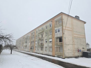 Appartement situé dans le quartier de Cantebonne, au premier étage, d 'une copropriété à faibles charges.
Le hall d ' entrée dispose d' un couloir distribuant le salon, la cuisine équipée, 2 chambres, les WC séparés et salle d'eau équipée dune douche. un balcon, une cave privative et un garage non attenant complètent la description.
A noter de nombreuses facilités de stationnement gratuites, aux alentours. Ce bien ne nécessite pas de gros travaux et est libre de toute occupation.