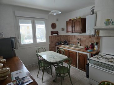 Appartement situé dans le quartier de Cantebonne, au premier étage, d 'une copropriété à faibles charges.
Le hall d ' entrée dispose d' un couloir distribuant le salon, la cuisine équipée, 2 chambres, les WC séparés et salle d'eau équipée dune douche. un balcon, une cave privative et un garage non attenant complètent la description.
A noter de nombreuses facilités de stationnement gratuites, aux alentours. Ce bien ne nécessite pas de gros travaux et est libre de toute occupation.