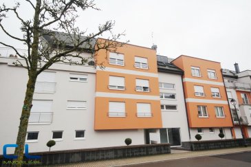 Magnifique appartement  avec terrasse (deuxième étage avec  ascenseur) d\'une construction récente situé dans une rue sans issue, ayant une vue dégagée et verdoyante.
L\'appartement est dans un excellent état général, il se  composé  d\'un grand hall avec placard, d\'une cuisine équipée ouverte sur le salon avec sortie directe sur la terrasse, d\'une salle de douche, d\'une chambre à coucher avec grand placard,  d\'une deuxième chambre à coucher avec salle de bains privative équipée d\'une baignoire et d\'une douche à l\'italienne. 
Il possède également un grand garage fermé  et une buanderie en commun.
À visiter absolument , 
L\'appartement sera libre à convenir. 
Frais d\'agence compris dans le prix et à charge du vendeur 




Ref agence : KLVN36