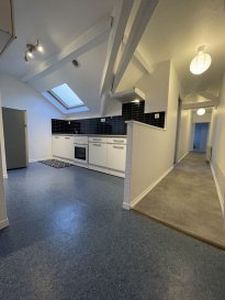 T2 - 50m ². PANETTA IMMOBILIER vous propose, 

Secteur LONGWY-BAS, à 200m de la gare, 

Un appartement type T2 de 50m² sous combles, au troisième et dernier étage sans ascenseur.

!! Appartement actuellement loué avec bail meublé d'un an (650euros/mois) !!

Ce bien en copropriété, syndic bénévole, se compose comme suit : 

Entrée, dégagement sur un espace salon avec coin bureau, une cuisine séparée et équipée, une pièce bureau/dressing, une salle d'eau (douche et WC), une grande chambre.

L'immeuble est en bon état (toiture de 2021), chauffage électrique, électricité en bon état général (tableau à prévoir).
DPE : E

Charges annuelles de copro d'environ 300euros/an

Pour plus d’informations et visites, veuillez contacter Monsieur Emmanuel COLSON au +33 6 75 63 18 94.

Les informations sur les risques auxquels ce bien est exposé sont disponibles sur le site Géorisques : www.georisques.gouv.fr