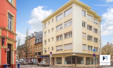 *** SOUS COMPROMIS *** SOUS COMPROMIS *** SOUS COMPROMIS *** Agréable appartement lumineux ±75m², 2 chambres situé au 3ième étage d'un immeuble datant de 1963 comprenant 14 unités dont 3 commerces (bureaux) proche de toutes commodités.

L'appartement accessible par ascenseur comprend le hall d'entrée ± 5 m², le séjour avec espace repas et cuisine équipée ± 36 m², le couloir ± 2.5m² qui mène vers la salle de douche ± 5 m² avec une grande douche à l'italienne, double lavabo et wc et au 2 chambres à coucher ± 12 et 15 m².

Une buanderie commune et une cave privative ±6m² complètent l'offre

L'appartement fût complètement rénové en 2008, électricité, sols, parquet, fenêtres, mur phonique côté voisin, ...

Appartement lumineux, orienté est-ouest
Charges actuels 200€ / mois,
Immeuble très bien entretenu
Eventuellement possible de louer un emplacement 250€ / mois
L'appartement sera disponible juillet / août 2020