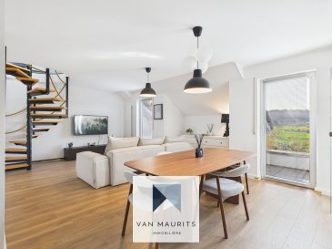 A SAISIR ! 

Ce penthouse (duplex) au 3ème et 4ème étage avec ascenseur est situé dans une résidence bien entretenue. Il est en excellent état offrant une surface habitable de ± 98 m², parfaitement agencée et lumineuse. Disponible immédiatement, il bénéficie d'un cadre de vie agréable, avec deux balcons, une terrasse sans vis-à-vis, ainsi qu'une vue dégagée et panoramique orientée plein ouest.

Le bien se présente comme suit :

Rez-de-chaussée :
- Cave de ± 5 m²
- Garage fermé de ± 15 m² (box individuel)
- Parking extérieur couvert de ± 15 m² (carport)

3ème étage :
- Hall d'entrée de ± 6 m²
- Séjour de ± 34 m² (lumineux, accès vers 2 balcons et terrasse)
- Cuisine de ± 11 m² (équipée)
- Chambre de ± 9 m²
- Salle de bain de ± 6 m² (baignoire, douche séparée, vasque)
- WC séparé
- Terrasse de ± 6 m² (vue plein Ouest, sans vis-à-vis)
- Balcon de ± 2 m²
- Balcon de ± 2 m²

4ème étage :
- Chambre de ± 31 m²
- Grande pièce mansardée avec placard intégré

Finitions :
- Carrelage
- Parquet flottant
- Fenêtres : Châssis PVC double vitrage
- Volets manuels

Équipements :
- Ascenseur
- Chauffage au gaz par radiateurs

Cuisine aménagée / équipée :
- Congélateur
- Cuisinière à induction
- Four
- Frigo
- Hotte aspirante
- Lave-vaisselle
- Plan de travail

Vue :
- Vue dégagée et panoramique plein ouest

Services à proximité :
- Bus
- Centre commercial : Cactus, Leclerc, Grand Frais, Lidl, Aldi
- Centre sportif
- Connexions autoroutières A7
- Crèche & école
- École internationale de Mersch
- Gare de Mersch à 250 m
- Parc de Mersch (13 hectares) à 300 m
- Pharmacie
- Pistes cyclables à 100 m
- Restaurants

Agent : Jimmy de Brabant - Tél. : +352 661 167 494 - E-mail : jimmy@vanmaurits.lu