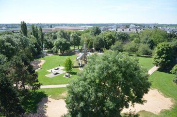 LUXEMBOURG BELAIR, avenue Guillaume, face au Parc de Merl, duplex de 86 m2  au 6ème et dernier étage avec ascenseur en cours de rénovation et comprenant : entrée, nouvelle cuisine équipée séparée, lave linge, living sur balcon, vue  sur le Parc de Merl, nouveau WC séparé, un petit placard, une chambre  à coucher donnant sur le balcon, étage, dégagement, petit placard, une chambres à coucher avec étagères, une nouvelle salle de douche avec WC, une cave au sous-sol, un emplacement de parking sur plateau mécanique. 
Entièrement repeint à neuf, Libre de 15 mars 2020. contrat de bail de 2 ans minimum. 
Contact et visites : Rosalba MAITRE téléphone : 691 550 189