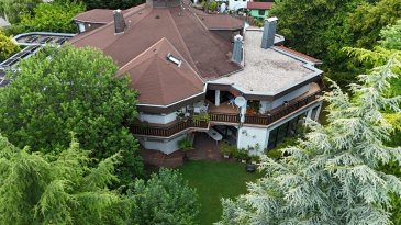 Villa im Luftkurort Weiskirchen mit großem Wellnessbereich

-Rollstuhlgerecht auf allen Etagen
+-350m2 Wohnfläche
-4814m2 Grundstücksfläche
-Offener Wohn-Essbereich mit Kamin und Erker
-getrennte Küche mit Beiküche
-6 Schlafzimmer davon 2 Gästezimmer mit eigenem Bad
-3 Bäder 
-Ein Aufzug der alle Etagen verbindet 

Großzügiger Wellnessbereich mit beheiztem Pool (8x4Meter inklusive Gegenstromanlage)
-Sauna, Whirlpool, Dusche, Fitnessraum
-ein Aufenthaltsraum mit Bar und Ausgang zur Terrasse und in den schönen Garten.

-2 Doppelgaragen für 5 Autos 
-mehrere Außenstellplätze
-PV Anlage

Viele Details erwarten Sie