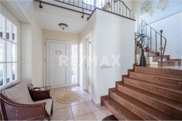 Veuillez contacter Philippe Mélard pour de plus amples informations :
- T : +352 661 405 446
- E : philippe:melard@remax.lu

C'est au cœur d'une rue calme d'un quartier résidentiel paisible et verdoyant de Leudelange que je vous propose cette jolie maison individuelle. Construite en 1998, sur un terrain de 6,22 ares, d'une surface habitable de 280 m² pour une surface totale de 365 m². La maison se compose ainsi :

Au rez-de chaussée :
Hall d'entrée : 12 m²
WC : 2 m²
Escalier : 7 m²
Séjour : 65 m²
Cuisine ouverte : 9 m²

1/2 niveau :
- Dressing : 6,5 m²
- Chambre : 15 m²
- Salle de bains : 9 m²

1er étage :
- Chambre 1 : 12 m²
- Chambre 2 : 13,5 m² (sol 17 m²)
- Chambre 3 : 10 m² (sol 12,5 m²)
- Chambre 4: 13 m² (sol 21 m²)
- Hall : 18 m²
- Salle de bains : 7,6 m² (sol 9,5 m²)

Sous-sol :
- Garage : 39 m²
- Chaufferie : 9 m²
- Hall : 11 m²
- Salle de douche : 4 m²
- Sauna / buanderie : 18 m²
- Chambre : 16,5 m²
- Cuisine : 29 m²
- Pièce sous terrasse : 24 m²

Un emplacement idéal pour cette maison lumineuse et spacieuse, très bien entretenue et bien distribuée, qui fera votre bonheur et celui de votre famille. Venez la visiter sur rendez-vous avec les précautions sanitaires en vigueur.

Visite virtuelle : https://premium.giraffe360.com/remax-select/ca127594966544f780b64d207678ba8b/

Frais d’agence RE/MAX : 3 % du prix de vente + TVA à charge de la partie venderesse

Toute offre sur ce bien restera conditionnée à l'acceptation expresse par les propriétaires.