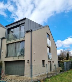 CONTACTEZ le (00352)621 370 896
Dans la commune prisée de Mamer, Homeseek Prince Henri, vous propose à la vente cette sublime maison de +/- 212m² de surface totale, sur un terrain de 03a 59ca ; elle a été entièrement rénovée avec beaucoup de goût et des matériaux de qualité. 
Laissez-nous vous surprendre en vous faisant découvrir en texte, en images, et même en visite virtuelle, cette propriété de 4 chambres et 3 salles de bain. 
Érigée sur 3 niveaux, la répartition des espaces est parfaite, et se compose comme suit : 
Au rez-de-chaussée de +/- 64,82m² : 
-Hall d'entrée accueillant +/-10,98m², avec rangement, système d'alarme, camera et écran tactile pour système domotique. 
-Toilette séparée 
-Débarras +/-2,16m² 
-Première chambre de +/- 12,03m², dotée d'un accès privilégié à la terrasse et au jardin, elle allie fonctionnalité et intimité, elle s'accompagne d'une salle de douche privative de +/- 3,55m². « Peut avoir une fonction de studio »

À demi-niveau entre le rez-de-chaussée et le 1er étage, l'accès vers le jardin et à la terrasse.

Au 1er étage de +/-71,68m²: 
Séparée par une verrière demi-cloison, on peut entrevoir : 
-Cuisine ouverte entièrement équipée de +/-16,89m², plan de travail en corian et beaux meubles de rangement qui peuvent être recouverts par des portes rétractables. 
-Magnifique salon, salle à manger traversant de +/-41,99m², très bel espace aéré et convivialité d'autant plus qu'il bénéficie d'une triple exposition. 

Puis, un bel escalier en métal style industriel, un mur parementé de pierres, vous accompagnent au 2e étage de +,-75m², dédié à l'espace nuit où vous trouverez : 
-Chambre, placard sur-mesure et sa salle de douche privative +/-14,04m² 
-Chambre +/-13,62m² et sa mezzanine +/-8,31m²
-Chambre de +/-12,33m² 
-Salle de bain, douche, toilette double vasque communicante entre les deux chambres +/-8,31m² 
Cet étage profite de belles hauteurs sous plafond qui lui confère beaucoup de charme et un volume intéressant. 
En rez-de-chaussée :
Double garage de +/-34,84m² 
Stationnement pour 2 voitures 
Terrasse, jardin.. 
A noter : parquet posé avec beaucoup de soin, carrelages haut de gamme, baies vitrées aluminium triple vitrage, spots led.
Interrupteurs, menuiseries, sanitaires, aucun élément ou espace de cette maison n'a été négligé, jusqu'au ravalement de façade et pour couronner le tout une très belle toiture en zinc. 
Que dire de plus à part vous inviter à nous contacter pour une visite ou plus de renseignement au (00352)661 123 903 ou (00352)621 370 896.
Disponibilité: immédiate
