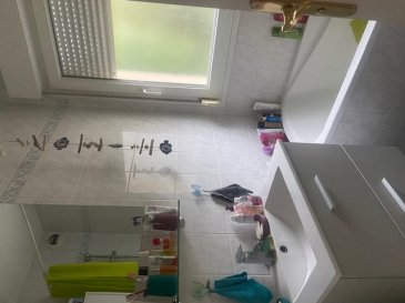 Découvrez cet appartement de type F3 de 52m² , se composant d'une entrée avec placard ,une cuisine ouverte sur un salon séjour donnant accès à une terrasse , de deux chambres , une salle de bain, un wc séparé et un garage extérieur 
Loyer 700€ + charges 100€ (eau + entretien des communs +électricité des communs + entretien VMC +  entretien chaudière + espace vert )
honoraires d'agence 419€ ( visite-dossier-bail) + 157€ ( états des lieux)
Les informations sur les risques auxquels ce bien est exposé sont disponibles sur le site Géorisques : www.georisques.gouv.fr