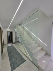 A NE PAS RATTER !!!

Immo Nordstrooss a le plaisir de vous présenter cette splendide maison jumelée, située dans un quartier résidentiel à INGELDORF construit au 2022.

Avec une surface habitable d'environ 178.7 m², cette propriété contemporaine séduit par ses volumes généreux, sa luminosité naturelle et son design soigné. 
Dès l'entrée, vous serez charmé par une ambiance raffinée et chaleureuse. 
Le hall spacieux, équipé de rangements vous guide vers un espace de vie convivial, habillé de mobilier de qualité et d'une cuisine haut de gamme moderne fonctionnelle et parfaitement intégrée aves espace débarras. 
De grandes baies vitrées inondent la pièce de lumière et s'ouvrent sur une spacieuse veranda et un jardin privative sans vis à vis et un WC séparé.

À l'étage, vous découvrirez trois belle chambres confortables, ainsi qu'une salle de douche avec fenêtre, et aussi buanderie pour les machines à laver.

Le dernier étage est entièrement dédié à une superbe suite parentale, offrant une très spacieuse chambre donnant vers une belle terrasse de +/-29.88m2 avec vue sur la Sûre, une salle de douche avec WC , espace relaxant pour les parents.

Pour compléter ce bien d'exception : 
Un garage pour une voiture et trois emplacements extérieurs devant la maison et aussi espace cave pratique pour le rangement. 

Pour tout renseignement complémentaire ou information veuillez nous contacter par email info@immonordstrooss.lu ou par Tél: 691 850 805.

Proposition de crédit/financement à taux compétitif auprès des banques Luxembourgeoise incluse dans nos services gratuits.