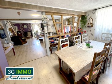 Amoureux des Corps de Ferme, des maisons lorraines avec poutres apparentes et pierre, de l'espace et des volumes ? 
3G Immo Lambermont vous propose, au calme, à 10 minutes de Lexy et de toutes ses commodités et à 20 minutes des frontières, à Fresnois-la-Montagne, une superbe maison lorraine de 220m² habitables, ENTIEREMENT RENOVEE STRUTCURELLEMENT ET TECHNIQUEMENT en 2016.

Le RDC se compose d'un ESPACE DE VIE de 81m² (avec cuisine équipée donnant accès direct à la terrasse, salle à manger et salon), d'un bureau ouvert de 17m² (pouvant être cloisonné pour en faire une chambre), d'une superbe SDB avec baignoire et douche italienne, d'une buanderie et d'un WC. Egalement présents sur ce niveau, un garage de 36m² et une chaufferie. 
Nous retrouvons au premier et dernier niveau, sur dalle, 3 grandes chambres (22 / 22 et 27,4m² dont 2 avec coins dressing sous combles), un Wc et un grenier de 45m².

Ce corps de ferme jumelé (1 seul voisin) est bâti sur une parcelle d'environ 4,6 ares avec terrasse et partie pelouse.

D'un point de vue structurel, toute la maison a été rénovée en 2016 : toiture, charpente, fenêtres, électricité, plomberie? Pour le côté technique, la rénovation de la maison a été faite en suivant les normes BBC 2018, avec isolation intérieure (pierre de taille / vide d'air / laine de roche / placo), isolation des dalles laine de roche, huisseries en DV PVC, ballon thermodynamique... La maison est chauffée grâce à une chaudière au bois de 2025, pour une consommation annuelle de 16 stères. DPE : C et GES : A avec couts de chauffage estimés entre 1.800€ et 2.490€ à l'année !

Un bien rare, plein de charme, offrant surfaces et volumes dans un secteur calme et naturel !

Pour toutes demandes de renseignements et/ou visites :
Grégory 06 42 85 79 02
Chers confères, je pratique l'interagence