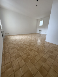 À vendre, studio de 30,5 m² idéalement situé à Thionville, à proximité du centre-ville et des zones commerciales.

Composé :

Entrée avec placard
Salle de bains avec baignoire, meuble vasque et WC
Pièce de vie avec cuisine équipée (plaques de cuisson + frigo) + débarras ou est présent le chauffe eau et étagère de rangement

La copropriété est bien entretenue, pourvue d'une Isolation extérieure
Chauffage électrique individuel
Ballon d'eau chaude électrique

Le bien est complété :

Cave
Place de parking privative

Idéalement situé pour un investissement locatif ou un premier achat !

N'hésitez pas à me contacter pour plus d'informations ou pour organiser une visite.