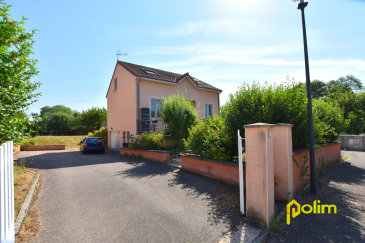 En pleine nature Pavillon individuel.. Vous allez être séduit par cette maison et sa grande pièce de vie baignée de lumière, ouverte sur une terrasse et un grand jardin, idéale pour partager des moments en famille ou entre amis. La cuisine ouverte s'intègre parfaitement à cet espace convivial.

L'espace nuit se compose de 4 chambres, offrant tout le confort nécessaire pour une famille ou pour aménager un bureau en télétravail. La maison dispose également d'une salle de bains et d'une salle d'eau avec de nombreux espaces de rangement.

Le bien propose également un grand garage, une cave et une buanderie.

Les informations sur les risques auxquels ce bien est exposé sont disponibles sur le site Géorisques : www.georisques.gouv.fr