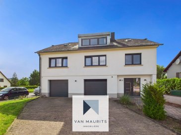 Située à Betzdorf, commune du charmant village de Mensdorf, cette maison individuelle construite en 1969 et entièrement rénovée en 2019 offre un cadre de vie spacieux, lumineux et confortable. D'une surface totale de ± 307 m² dont ± 222 m² habitables sur un terrain de 6.33 ares, elle se distingue par ses volumes généreux et ses finitions soignées. La maison se présente comme suit :

Le rez-de-chaussée comprend le hall d'entrée de ± 11 m², une chambre/bureau/cuisine d'été de 14 m², un wc séparé de ± 2 m², un couloir de ± 3 m², un garage de ± 53 m² (place pour 2 voitures), une chaufferie / buanderie de ± 16 m² et une cave rangement de ± 16 m². Une terrasse de ± 20 m² est également accessible et se prolonge avec le jardin.

Au premier étage, un palier de ± 4 m² dessert une pièce à vivre comprenant le salon, la salle à manger et la cuisine ouverte, avec poêle à bois, le tout de ± 71 m², une suite parentale de ± 33 m² avec un dressing et une salle de douche de ± 7 m² (avec double lavabo, douche à l'italienne et wc) ainsi qu'une chambre de ± 14 m² qui donne accès au balcon.

L'étage sous les combles accueille un palier, espace jeux, de ± 9 m², deux chambres de ± 15 m² chacune avec une salle de douche de ± 9 et 10 m² (lavabo, douche et wc) en suite, ainsi qu'un espace rangement de ± 5 m².

À l'extérieur, quatre emplacements de parking sont disponibles devant le garage, en plus des deux places intérieures.

Détails complémentaires :

Le sol est recouvert de parquet ou de béton ciré (balcon), les murs sont peints, et les fenêtres sont en PVC avec double vitrage, Velux et volets électriques. Le système de chauffage fonctionne au gaz de ville, complété par des radiateurs et un poêle à bois dans le séjour. La maison bénéficie également de panneaux solaires et photovoltaïques, d'un éclairage avec spots encastrés et d'une porte d'entrée sécurisée.

Malgré un passeport énergétique classé 