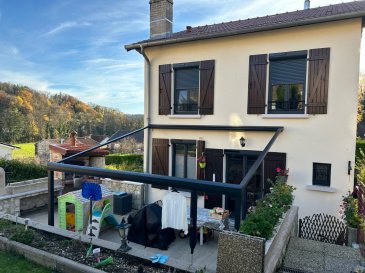 Jolie Maison individuelle dans quartier calme à la périphérie de la ville comprenant entrée, cuisine équipée ouverte sur terrasse et terrain attenant, 3 chambres, bureau, salle d'eau récente, sous-sol en dépendance avec buanderie, cellier, garage. Une Dépendance atelier indépendante complète l'ensemble avec son verger; son bois sur l'arrière. une parfum de Campagne à quelques pas de la Ville !!