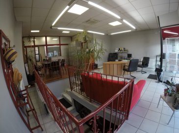 CAUSE TRANSFERT. 
DANS UN IMMEUBLE EN COPROPRIETE : LOCAL COMMERCIAL PLEIN CENTRE VILLE D'UNE SUPERFICIE DE 99 m² SUR DEUX NIVEAUX COMPOSE: PARTIE ACCUEIL, BUREAUX, PARTIE STOCKAGE, POINT D'EAU, 2 WC SEPARES. ACCES SUR 2 RUES.CHAUFFAGE ELECTRIQUE ET CLIMATISATION REVERSIBLE. LES CHARGES DE COPROPRIETE S'ELEVENT A 350€/AN. SYNDIC BENEVOLE. AUCUN TRAVAUX A PREVOIR.
