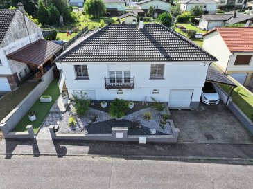 À vendre à CREUTZWALD


Découvrez cette magnifique maison individuelle située à Creutzwald proposée par Wirrig Chaparoff Immobilier. Cette propriété  est une opportunité idéale pour ceux qui cherchent à investir dans un logement spacieux à proximité de toutes  les commoditéss, et non loin de la frontière allemande.

Détails de la propriété

Cette maison individuelle dispose de 5 pièces généreuses, parmi lesquelles se trouvent 3 chambres  dont 2 avec un dressing, un de celui-ci  d'une surface de 9.42m² avec une fenêtre pouvant facilement etre aménagé en chambre. Une belle salle de bain avec une douche et baignoire.
2 WC séparé s'y trouve également.
Construite en 1972 , elle présente une superficie habitable de 138 m² sur un terrain de 9 ares.
Elle est parfaite pour la vie moderne avec une grande cuisine ouverte équipée, une buanderie, ainsi qu'une cave. Avec un garage, une cave aménagée et carrelée cette propriété offre une excellente option pour les familles. Les dalles sont en béton y compris sous comble avec une isolation  de laine de roche.

Pour les passionnés de la nature, un vaste jardin de 896 m² vous attend, idéal pour se détendre au soleil grâce à son exposition sud. Une piscine est également disponible pour agrémenter vos étés. La maison est équipée d'une pompe à chaleur,  et est connectée à la fibre optique, assurant ainsi une efficacité énergétique classée D et des émissions de gaz à effet de serre classées B de seulement 8 gCO2/m².an.

Installations à proximité

Située dans la paisible ville de Creutzwald, cette maison offre une atmosphère de quartier agréable et conviviale. La ville propose d'excellentes options scolaires publiques et privées, idéales pour les familles. Pour vos besoins quotidiens, de nombreuses options de shopping et de gastronomie se trouvent à proximité. Les installations de santé et de loisirs, y compris des parcs bien entretenus et des installations sportives, sont facilement accessibles. Le transport public bien connecté assure un accès facile à l'ensemble de la région, garantissant une commodité au quotidien.

Ne manquez pas cette opportunité! Prenez rendez-vous pour une visite en nous contactant via le formulaire de contact ou par téléphone dès aujourd'hui.


Ne manquez pas cette opportunité unique ! Pour organiser une visite, contactez-nous dès maintenant via le formulaire de contact ou par téléphone.