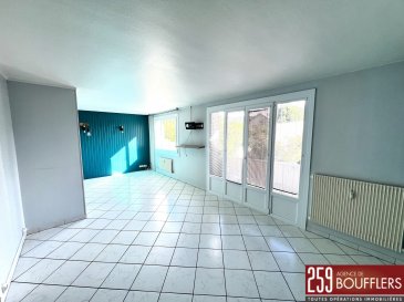 APPARTEMENT 3 PIECES AVEC BALCON / MALZEVILLE.  Venez découvrir à MALZEVILLE, très proche NANCY, cet appartement lumineux de 3 pièces principales, d'une surface de 78.32m2, situé au deuxième étage de la Résidence dénommée « LE VERGER ». Offrant : une entrée desservant un salon/séjour de 26.65m2 donnant accès à un balcon de 1.64m2, une cuisine séparée semi-équipée, deux chambres avec placards (9.09m2 et 10.62m2), une salle de bains avec placard, un espace débarras et un WC séparé. Cave privative au sous-sol. Emplacement de stationnement extérieur privatif. Système de chauffage collectif au gaz (vous payez uniquement votre consommation personnelle grâce aux répartiteurs placés sur chaque radiateur). Loyer : 780.00 EUR charges comprises (soit 600.00 EUR de loyer + 180.00 EUR de provision sur charges comprenant l'eau froide, le chauffage, l'électricité des parties communes, l'entretien des parties communes, ainsi que la taxe des ordures ménagères). Dépôt de garantie : 600.00 EUR. Honoraires : 600.00 EUR dont 234.00 EUR pour l'état des lieux. (DPE en cours de mise à jour, initialement classé 'D' en 2019). Si vous avez besoin d'aide dans votre recherche de logement, votre agence AGENCE DE BOUFFLERS se fera un plaisir de vous aider. www.agencedeboufflers.fr / agencedeboufflers@orange.fr DISPONIBLE IMMÉDIATEMENT.
Les informations sur les risques auxquels ce bien est exposé sont disponibles sur le site Géorisques : www.georisques.gouv.fr