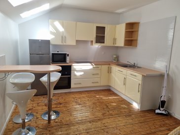 BRIEY - APPARTEMENT F2  MEUBLE .  Dans un écrin de verdure, au calme et proche toutes commodités, appartement F2 Meublé de 44 m2 situé au 1er étage avec entrée privative comprenant  cuisine entièrement équipée ouverte sur séjour , chambre, salle de bains avec wc  (lave linge et sèche linge), 2 places de parking . Libre de suite
 LOYER : 600 EUR + CHARGES 90 EUR  (les charges comprennent ordures ménagères, chauffage, eau chaude et froide, électricité, internet)
 DEPOT DE GARANTIE : 1200 EUR     Pas d'honoraires d'agence
 Contact : 06.21.75.88.18