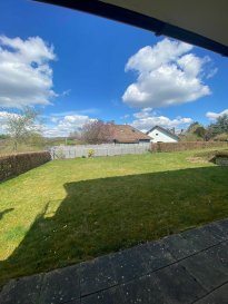 ++++ A DECOUVRIR ++++

Nous vous proposons cette charmante maison libre des quatre côtés d'une surface habitable de +/-130 m² habitable.

Le bien bénéficie d'une situation privilégiée et calme dans une rue sans issue dans un quartier résidentiel très recherché de Hosingen. Ce bien est sur une parcelle de 5a50ca a été construit en 1990.

La maison se compose comme suit :
- Sous-sol :
-grand garage
-buanderie/chaufferie
-cave
- Grand jardin arboré sans vis à vis

- Rez-de-chaussée :
- hall d'entrée
- cuisine séparée
- spacieux living avec salle à manger donnant sur balcon - chambre ou bureau
- WC séparé

1er étage :
- hall de nuit
- salle de bains avec WC et fenêtre
- trois chambres à coucher.

Plus des sur demande par mail s'il vous plait.

La maison est idéalement située dans un quartier résidentiel calme et paisible, à proximité de toutes les commodités.
Les écoles, les commerces et les transports en commun sont facilement accessibles, ce qui en fait un choix idéal pour les familles.

Pour tout renseignement complémentaire ou information veuillez nous contacter par email info@immonordstrooss.lu ou par Tél: 691 850 805.