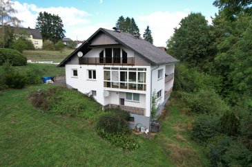 Geräumiges Einfamilienhaus mit Einliegerwohnung und großem Garten

Das 1978 in ruhiger Wohnlage erbaute Einfamilienhaus bietet auf 2 Geschossen, mit 7 Zimmern, 4 Loggias, einem Wintergarten und einer Wohnfläche von ca. 186 m², reichlich Raum für eine große Familie oder auch für 2 Parteien. Im Untergeschoss befindet sich eine helle Einliegerwohnung mit separatem Eingang, die aus 2 Zimmern, Küche, Bad, einem Abstellraum und einem Balkon besteht. Beheizt wird das Haus mit einer Ölzentralheizung, die sich neben 2 Heizöltanks ebenfalls im Kellergeschoss befindet. Im Erdgeschoss befindet sich neben einem sehr großen, hellen Wohnzimmer, an das sich an der südlichen Giebelseite ein Wintergarten anschließt und das nach Osten hin Zugang zu einem großen Balkon bietet, ein Esszimmer, die Küche mit Speisekammer, ein Gäste WC, das Bad sowie 3 Zimmer mit 2 Loggias. Das Dachgeschoss ist noch nicht ausgebaut, bietet sich jedoch ideal dazu an, mit einer weiteren Loggia über die gesamte südliche Giebelseite. Eine separate Garage befindet sich ebenfalls auf dem Grundstück, das aufgrund seiner Größe reichlich Raum für eine umfangreiche Gartengestaltung bietet. 

Diese Immobilie bietet reichlich wertigen und Wohnraum, mit weiteren Erweiterungsmöglichkeiten, in einer intakten Umgebung, bei ausgezeichneter räumlicher Anbindung. 

Vereinbaren Sie Besichtigungstermin und machen Sie sich selbst ein Bild von dieser Immobilie.