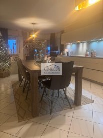 L'agence CIMOLUX a le plaisir de vous proposer :

Un superbe appartement au rez-de-chaussée situé dans une résidence calme et bien entretenue. Avec une superficie d'environ 88 m² habitables, il offre un espace de vie confortable et parfaitement agencé.

Il se compose d'un vaste hall d'entrée, d'un lumineux salon avec salle à manger ouvert sur une cuisine entièrement équipée, de deux grandes chambres, d'une salle de douche avec buanderie intégrée, ainsi que d'un débarras. Pour compléter le tout, un box garage privatif est inclus.

Appartement adapté aux personnes à mobilité réduite, situé au rez-de-chaussée pour un accès facilité aux personnes âgées ou en chaise roulante.

L'appartement est en excellent état général et ne nécessite aucun travaux. La résidence est située dans un quartier agréable, proche de toutes commodités.

Une belle opportunité à ne pas manquer !

Pour plus d'informations ou pour organiser une visite, n'hésitez pas à nous contacter.

Pour plus de photos rdv sur le site de www.cimolux.lu

Pour plus d'informations contactez l'agence on parle français, allemand, luxembourgeois, anglais, portugais et italien.

Pour l'obtention de votre crédit, nos contacts avec nos partenaires financiers vous permettront d'avoir les meilleures conditions.


?