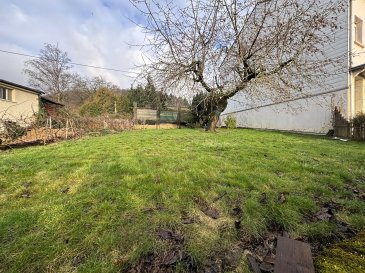 Situé dans un quartier exclusivement résidentiel très tranquille, beau terrain à bâtir d'une surface totale de 2,48 ares, pour la construction d'une maison jumelée, présentant « 3 côtes libres ».

Belle exposition au soleil.

Le terrain est vendu dans son état actuel sans contrat de construction.