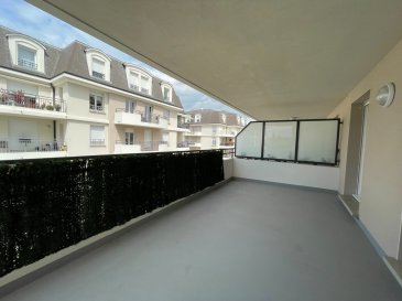 À Thionville, découvrez cet appartement de 80,70 m² situé au deuxième étage d’une résidence avec ascenseur.

Ce bien se compose d’un séjour lumineux, de deux chambres confortables, d’une cuisine équipée, d’une salle de bains et de sanitaires séparés. Il dispose également d’une terrasse offrant un espace extérieur appréciable ainsi que d’un garage.

Les charges mensuelles de 150 € incluent l’eau, l’électricité et l’entretien des parties communes, la chaudière collective, l’entretien des espaces verts, l’ascenseur, la rampe d’accès au sous-sol ainsi que la taxe d’enlèvement des ordures ménagères (TEOM).

Les honoraires de location s’élèvent à 750 € pour la visite, la constitution du dossier et la rédaction du bail, auxquels s’ajoutent 210 € pour l’état des lieux.

Les informations relatives aux risques auxquels ce bien est exposé sont consultables sur le site officiel www.georisques.gouv.fr