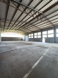 A louer ! Entrepôt de 624 m². Situé hors agglomération, dans une zone facilement accessible à Herbitzheim, Nord Sud Immobilier vous propose cet entrepôt de 624 m²  et de 7 m de hauteur.

Vous y trouverez un box bureau de 8 m² ainsi qu'un box sanitaires avec douche, WC et lavabo de 8 m² également.

L'entrepôt bénéficie d'une configuration très polyvalente qui s'adapte à de nombreuses activités : commerciales, industrielles ou de stockage.

Accessibilité : 
Accès facile pour véhicules utilitaires et poids lourds, par une grande porte. 
Large cour à l'avant (23 x 9 m), idéale pour le stationnement ou le déchargement ainsi qu'un parking (38 x 50 m).
Electricité : 220 et 380 V et branchement eau.

Loyer mensuel : 980€ HT.
Avance sur charges : 70€ TTC (électricité, eau et quote-part de la taxe foncière).
Honoraires d'agence : 1000€ HT.

Disponibilité immédiate !

Pour plus d'informations ou une visite, contactez-nous dès maintenant.