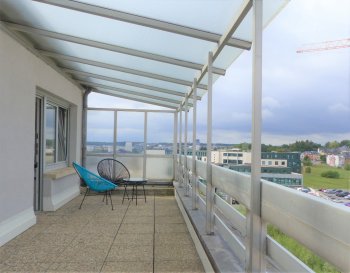 Ce penthouse meublé de ± 42m² et sa terrasse de 20m² se trouve au 6ème et dernier étage d’un immeuble avec ascenseur situé route d’Esch à Gasperich. Il donne sur l’arrière du bâtiment.

Il est composé comme suit :

Au 6ème étage : d’une entrée de ± 5 m² avec placard ; d’un séjour de ± 19m² ouverte sur la terrasse de 20m² (avec un canapé-lit)  ; d’une cuisine (placard) équipée de 2m² ; d’une chambre de ± 11m² (ouverte aussi sur la terrasse)

Au sous-sol : d’une cave de 3m² ; d’un emplacement de parking (N° 16) ; d’une buanderie commune.

Généralités :

•	Double vitrage
•	Grande terrasse avec vue dégagée
•	Ascenseur
•	Proximité des commerces et des transports en commun

LOYER MENSUEL :  € 1.400,-
CHARGES :	      €    150,-
CAUTION :	      € 3.000,-
FRAIS D’AGENCE :  € 1.813,50  T.T.C

CONTACT :  Jimmy de Brabant  +352 661 167 494 