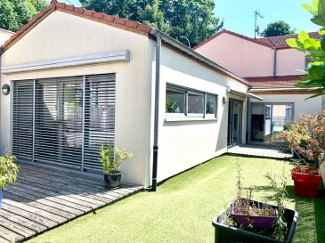 Maison - 167m ². PANETTA IMMOBILIER vous propose, 

RARE SUR LE MARCHÉ — Maison d’Architecte à Longwy Haut.

Un vrai bijou en plein centre-ville, coup de cœur assuré ! 

Cette somptueuse maison d’architecte à ossature bois, construite il y a seulement 10 ans, offre 167 m² de confort moderne, nichés dans un cadre paisible et discret, tout en étant à deux pas de toutes les commodités.
Maison clé en main – aucun travaux à prévoir !
Terrain clos de 3 ares avec jardin intimiste, deux terrasses et double garage motorisé de 60 m².

Prestations haut de gamme :
-Classe énergétique B
-Triple vitrage au rez-de-chaussée – double vitrage à l’étage
-Volets électriques, isolation renforcée
-Adaptée PMR (personnes à mobilité réduite)
-Décoration soignée, matériaux de qualité

Côté nuit :

• 1 suite parentale en rez-de-chaussée avec dressing, salle de douche et accès terrasse
• 2 chambres à l’étage
• 1 grande mezzanine polyvalente : bureau, salle de jeux ou salle de sport
• 1 salle de bain supplémentaire

Situation idéale : en plein cœur de Longwy Haut, proche commerces, écoles, transports.

Visite coup de cœur garantie !

Pour plus d’informations, veuillez contacter Monsieur COLSON Emmanuel au +33 7 81 30 24 02.

Les informations sur les risques auxquels ce bien est exposé sont disponibles sur le site Géorisques : www.georisques.gouv.fr