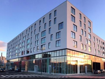 Sublime appartement de haut standing à louer :

- Cuisine équipée
- Salon - Living 
- Débarras
- WC séparé
- 3 chambres à coucher
- Salle de bains 
- Salle de douche

7ème étage avec une kitchenette et grande terrasse.

- Cave
- 2 emplacements intérieur 

- Système d'alarme 

Nous vous invitons à nous rendre visite ou contacter l'un de nos commerciaux pour plus d'informations.

M. Moura Jemp 
+352621216646

M. Marc Risch 
+352621210333


Les surfaces et superficies sont indicatives

Rejoignez-nous sur Facebook : Newjomar Belval