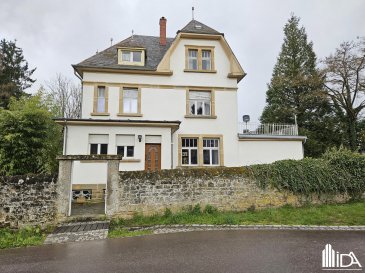L'Immobilière de l'Attert vous propose en location cette magnifique villa située dans le village d'Echternach, à proximité de toutes les commodités.

La villa, d'une surface habitable d'environ 250 m² et partiellement rénovée, se compose comme suit :

Au rez-de-chaussée, un spacieux hall d'entrée avec cheminée dessert un beau séjour, une salle à manger avec poêle à bois ainsi qu'une grande cuisine avec accès direct à une vaste terrasse et au jardin avec abri de jardin.

Un WC séparé est situé à l'entresol.

Au 1er étage : une grande salle de bain avec douche et baignoire, deux lavabos et un WC, deux chambres à coucher de belles dimensions (dont une avec accès à une terrasse), ainsi qu'une troisième chambre plus petite.

Au dernier étage : une petite cuisine, deux chambres à coucher avec armoires intégrées, une salle de bain avec douche, baignoire et lavabo, un WC séparé, ainsi qu'un accès au grenier.

Au sous-sol : cave.

Extérieurs : un garage, un emplacement extérieur ainsi qu'un carport / hangar pour le stockage de bois.

Les meubles visibles sur les photos peuvent rester dans la maison ou être enlevés. Toutefois, certains éléments (armoire du séjour, kitchenette) resteront sur place.

Loyer : 3 300 €
Frais d'exploitation à charges des locataires 
Caution : 2 mois de loyer 
Frais d'agence : 1 mois de loyer + TVA (partagé 50/50 entre locataire et bailleur) 

Ce bien vous intéresse ! Merci de remplir le 