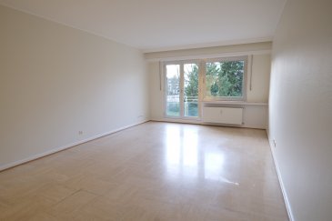 Luxembourg-Belair, 90, route d'Arlon, appartement rénové de 90 m2 situé au deuxième étage avec ascenseur dans une résidence de 1975 et comprenant : Entrée, hall avec placards, coffre-fort, nouveau WC séparé, nouvelle salle de douche avec salle de douche à l'italienne, WC et bidet, living avec accès balcon, deux chambres à coucher avec placards, une nouvelle cuisine équipée séparée avec accès balcon, lave-linge/sèche-linge, lave-vaisselle, électroménagers BOSCH, une cave au -1 numéro 26, une place de parking au -1 numéro 36. Grand parc dans la résidence. Libre de suite, contrat de bail de deux ans, prix : 2600 euros + 300 euros de charges. Garantie locative : deux mois de loyer, frais d'agence : une mois de loyer + TVA : 50% à charge du locataire, 50% à charge du bailleur. Contact et visites : Rosalba MAITRE, téléphone : 691 550 189, email : rosalba@parkagence.lu