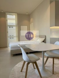 Beau studio meublé, très lumineux, de +/− 35 m2 avec une belle hauteur sous plafond, sis au 1er étage dans une ancienne résidence entièrement rénovée avec des finitions très soignées, comprenant:
- living avec cuisine équipée et coin chambre, beaux placards, salle de douche, cave individuelle
- buanderie dans la cave avec machine à laver/séchoir individuel

Location disponible de suite
- revêtement du sol: beau carrelage
- volets électriques et stores à lamelles 
- passeport énergétique: I I 
- ascenseur

A proximité du Centre-Ville, de la Gare, de la Vallée de la Pétrusse, des commerces/restaurants et cafés.
Accès rapide vers l'autoroute, bonne connexion bus.