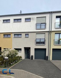 Magnifique maison de construction récente, d\'un total de 220m2 dont 135m2 habitables, situé dans une rue tranquille à Oberkorn.
Se compose comme suit:
Rdch:  grand hall d\'entrée avec placards intégrés, un bureau, une buanderie, une cave-atelier, un garage pour deux voitures (40m2). Accès directe sur un beau jardin arboré et clôturé, (2.20ares total).

Etage: grand hall avec placards, un wc. séparé, une belle cuisine équipée ouverte sur un grand salon - salle à manger avec accès sur une terrasse de 16m2 et le jardin. 

2ème: un hall de nuit avec placards, trois chambres a coucher dont une avec salle de bain privative, une salle de douche.  Un grand grenier. 

Parking privatif pour deux voitures devant la maison . 

 A proximité des écoles (primaires, secondaires, école internationale) crèches, bus etc.
Disponibilité à convenir.

(Frais d\'agence à charge du vendeur).
Ref agence : DONK7