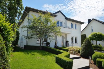 BASCHARAGE

Quartier résidentiel et tranquille, très belle maison libre de quatre côtés de 2005 dans un état impeccable et sur 7 ares de terrain. Aux volumes généreux, ses 264m2 habitables (surface brute 444m2) sont répartis comme suit:

Rez-de-chaussée: spacieuse entrée avec dressing, salle de douche avec fenêtre, lavabo, douche et WC, grand living et salle à manger avec feu ouvert, parquet au sol, accès terrasse et jardin, cuisine équipée séparée  avec coin repas, accès terrasse et jardin.

Premier étage: vaste hall open-space pouvant servir de bureau, balcon, suite parentale avec parquet au sol, dressing avec armoires intégrées, 2 chambres à coucher, un bureau ou chambre enfant, grande salle de bains avec fenêtre: baignoire d’angle, cabine de douche, double lavabo et WC.

Grenier aménageable de 60m2.

Sous-sol: hall, garage pour deux voitures, réserve, atelier avec buanderie, chaufferie avec chaudière au gaz et une cave avec cabine de douche et WC.

La maison dispose également d'un système d'alarme et des volets électriques.

Une terrasse et un jardin exposés plein Sud complètent cette propriété où il fait beau vivre au calme absolu.

Information et documentation :
Mme Nassim TOLOUI
Tél. : 691 120 478
Email : info@parkagence.lu