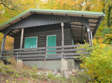 A vendre chalet et deux terrains situés dans la zone verte de Lorentzweiler:

- 28a 50ca
- 15a 70ca

- Orientation ouest ;
- Terrains clôturés ;
- Chalet de 30 m2 à rénover ;
- Belle vue sur la vallée d’Alzette ;
- Situation privilégiée, dans la rue sans issue ;
- Terrain non viabilisé ;
- Propriété fermée par un portail ;
- Proximité de la ville et de l’autoroute du Nord.

Agent responsable : Katia Gravière au 661 33 29 82 ou katia@vanmaurits.lu
