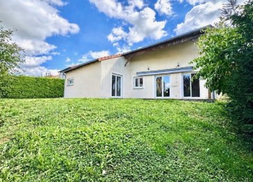 CONTZ-LES-BAINS

Idéalement située à proximité du LUXEMBOURG (Schengen), de l'ALLEMAGNE (Perl), ainsi que des principaux axes autoroutiers, des commerces et des écoles.

Au calme, dans une impasse

Nous vous proposons à la vente cette belle maison d'architecte individuelle F6 de 155 m2, construite en 2008 sur un terrain clos et arboré de 6,41 ares, comprenant:

Au Rdc:
- Une entrée
- Une cuisine équipée ouverte sur un séjour cathédrale baigné de lumière et offrant un accès direct à la terrasse.
- Trois chambres, dont une avec salle d'eau privative.
- Un wc
- Une salle de bains familiale équipée d'une baignoire, d'une douche et d'un wc.
- Une buanderie.
- Un garage double

À l'étage:

- Une chambre avec dressing
- Un bureau sur la mezzanine offrant un espace idéal pour le télétravail.

Les extérieurs:

La maison bénéficie d'un jardin clos et arboré, agrémenté d'une belle terrasse, offrant un espace agréable pour profiter des beaux jours en toute tranquillité.

Prestation:
- Chauffage : Pompe à chaleur air/eau, au sol pour le rdc
-Dv pvc
- Système d'alarme

Une maison familiale aux beaux volumes, bénéficiant d'un environnement calme et d'une situation géographique privilégiée.

À découvrir sans tarder