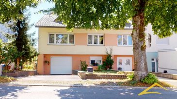 L'agence IMMOLORENA de Pétange a choisi pour vous cette magnifique maison jumelée de 171 m2, située à Clémency. La maison a à été construite sur un terrain de 6,55 ares à proximité de toutes commodités, commerces et transports en commun.
Composition du bien :

Rez-de-chaussée :
Hall d’entrée de 13,37 m2
La cuisine équipée faisant 9 m2
Une salle de douche de 2,33 m2
Un Hall de 13,30 m2 amenant à une chambre de 12 m2
Une grande terrasse de 27,50 m2
Le grand garage de 47,20 m2 pour 2 voitures équipé d'une porte électrique
Le local technique de 17 m2

1er étage :
Hall de nuit de 16,72 m2
La pièce à vivre faisant 27,77 m2 équipée d'une cheminée au bois
Trois chambres de 17,21 m2, 15,27 m2 et 16,30 m2
Une cuisine de 13,55 m2 donnant accès au balcon de 3,30 m2
Une salle de bain de 11,20 m2
Un WC de 2,35 m2

Le grenier:
Un grenier pas aménagé de 100 m2 au sol (47 m2 habitables)

CARACTERISTIQUES DE LA MAISON:

Maison jumelée insérée dans un grand terrain de 655 m2
Châssis double vitrage avec fenêtres en PVC année 2015
Très grand garage de 47,20 m2 avec porte électrique

Pour tout contact:
Joanna Rickal: +352 621 365 640
Vitor Pires: + 352 691 761 110

L'agence Immo Lorena est à votre disposition pour toutes vos recherches ainsi que pour vos transactions LOCATIONS ET VENTES au Luxembourg, en France et en Belgique.