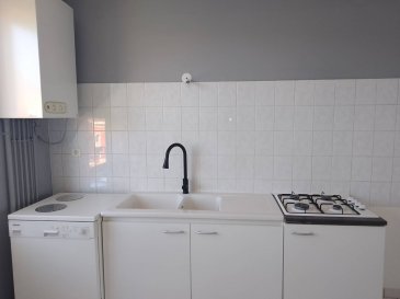 Bel appartement T4 lumineux situé au 2e étage d'une copropriété sans ascenseur comprennt : dégagement, cuisine avec meubles, évier 2 bacs, cuisinière gaz, lave vaisselle, salon, 3 chambres, salle de bain avec lavabo, WC et baignoire.
Chauffage individuel gaz, VMC individuelle, cave privative au sous-sol.