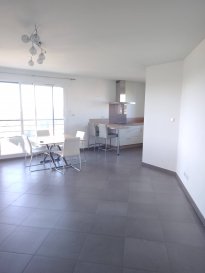 Magnifique appartement T3 situé à Briey-Haut, dans une résidence récente de standing, avec vue imprenable sur la ville basse et le plan d'eau. Comprenant entrée-dégagement avec placards, cuisine équipée ouverte sur grand salon-séjour, 2 chambres, salle d'eau, WC séparé, grand balcon desservant le séjour et les 2 chambres, cave, place de stationnement privative en parking souterrain. Chauffage au sol électrique, volets roulants électriques, stores motorisés. Exposition Sud Ouest.