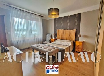 Maison Hayange Marspich 7 pièce(s) 146 m2. EN EXCLUSIVITÉ !

Sur la commune d'Hayange Marspich, devenez propriétaire de cette maison familiale mitoyenne d'un côté, très bien entretenue de plus de 146m² édifiée sur un terrain de 4,12 ares.

Vous profiterez au rez de chaussé sur-élevé de près de 77 m² de pièces de vie avec un salon et séjour de 17 et 15m², une 2éme salle a manger de 17m² communiquant avec la cuisine aménagée et équipée, prolongée par une véranda de 15m² parfait pour profiter des extérieurs par tout les temps et donnant accès direct au jardin.

A l'étage, vous apprécierez les 4 spacieuses chambres de 16 et 15m² offrant des volumes confortables pour toute la famille et d'une salle de bain avec baignoire et wc.
Vous aurez la possibilité d'exploiter en complément le grenier qui offre un plateau de 72m² permettant de créer des espaces supplémentaires selon vos besoins et envies ou simplement pour y faire du rangement.

Pour finir, vous disposez d'un sous-sol complet avec cellier, atelier, buanderie et d'un garage bénéficiant d'un accès au jardin.

DPE réalisé le 06/11/2024 : logement classé D pour 217 kwh/m²/an ainsi que D pour les émissions de gaz à effet de serre pour 47 kg co²/m²/an.
Montant estimé des dépenses annuelles d'énergie pour un usage standard : entre 2 760€ et 3 780€ par an. Prix moyens des énergies indexés sur l'année 2021, 2022, 2023 (abonnements compris)
Les informations sur les risques auxquels ce bien est exposé sont disponibles sur le site Géorisques : www.georisques.gouv.fr ».

A VISITER SANS TARDER ! 
Frais d'agence à charge vendeur
Votre conseiller Immobilier : Marie PETITFRERE : 06 95 67 68 76