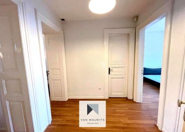Idéalement situé à Luxembourg ? Gare, à proximité immédiate du centre-ville et de toutes les commodités, cet appartement avec une hauteur sous plafond de 3m et des moulures d'époque se trouve au 3ème étage d'une petite résidence bien entretenue de 4 logements qui présente une surface de ± 90 m².

Il se compose comme suit :

La porte d'entrée s'ouvre sur un hall desservant une cuisine, deux chambres, un séjour, une salle de bains et un débarras.

Détails complémentaires :

? Localisation idéale, à proximité du centre-ville et de la Gare  
? Chaudière à gaz, chauffage par radiateurs  
? Double vitrage sur châssis PVC  
? Volets manuels  
? Fibre optique  
? Interphone  
? Écoles, crèches, parcs, aires de jeux, restaurants, commerces  
? Desservi par les transports en commun  
? Disponible immédiatement  

Personne responsable du bien :

Yuliana Dimitrova  
Tel: +352661 50 27 19  
email: yuliana@vanmaurits.lu