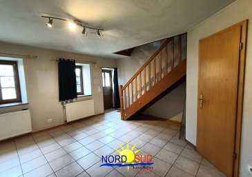 Ancienne maison à colombages - 5 pièces - 83,69 m². Asswiller, maison de village appartenant à l\'époque à un état major du Général de Gaulle composée : <br/>- D\'un rez de chaussée avec cuisine donnant sur une véranda, séjour et WC individuel.<br/>- D\'un premier étage avec deux chambres à coucher dont une donnant sur un balcon et une salle de bain.<br/>- D\'un deuxième étage avec une chambre à coucher et un bureau.<br/><br/>Le bien dispose d\'un sous sol semi enterré avec deux caves et d\'un terrain de 1,87 ares.<br/><br/>Agences Nord Sud Immobilier à Sarreguemines, Diemeringen, Bitche et Rohrbach les Bitche . N\'hésitez pas à nous contacter pour plus de renseignements.