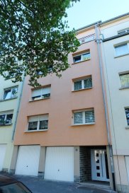 LUXEMBOURG MERL, Blv Marcel Cahen, bel appartement de 50 m2 au 4ème et dernier étage avec ascenseur et comprenant : hall d'entrée avec porte blindée, petit living sur terrasse de 10m2, cuisine équipée sur terrasse, une chambre à coucher, un bureau, une salle de douche avec WC, cave, libre le premier juillet 2018.
Pour une seule personne non-fumeur.
Contact et visites : Rosalba MAITRE téléphone : 691 550 189