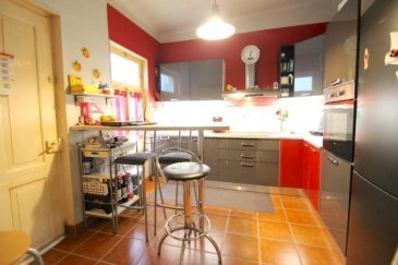 Jolie maison libre de 3 cotés elle vous séduira avec ses beaux volumes et  de hauts plafonds comprenant: 

Au rez-de-chaussé : grand  hall d'entrée de 19m2 ( sol encore d'époque ) donnant sur  cuisine équipée séparé avec sortie sur terrasse de +- 28m2, salon et salle à manger de 30m2, WC séparé.

1er étage: hall de nuit,  2 grande chambres à coucher ( 16,40m2 et 12.50m2)  dont une avec sortie sur petit  balcon, salle de bain avec armoire deux vasques, baignoire.

2ème étage: hall de nuit, 3 chambres à couche , accès au grenier (de 33m2 au sol).

Au sous-sol vous disposez d'une cave, buanderie, chaufferie et cave.

Travaux à prévoir .

Situation tranquille à quelques pas du parc Laval, piscine, écoles, lycées et toute autre commodités.

Remarques: 
Maison avec dalles en béton.
Possibilité de louer un garage  à l'arrière de la maison

Les surfaces et les superficies sont indicatives.


Nous sommes aussi disponibles pour les visites le samedi.
Selon la disponibilité des propriétaires.

Nous recherchons en permanence pour la vente et pour la location,
des appartements, maisons, terrains à bâtir etc pour notre clientèle déjà existante.
Achat éventuel par notre société.
N‘hésitez pas à nous contacter si vous avez un bien pour la vente ou la location.

Estimations gratuites.

Pour l‘obtention de votre crédit, notre relation avec nos partenaires financiers (banques luxembourgeoise) vous permettront d‘avoir les meilleurs conditions, inclus dans nos services gratuits.
Ref agence :881232