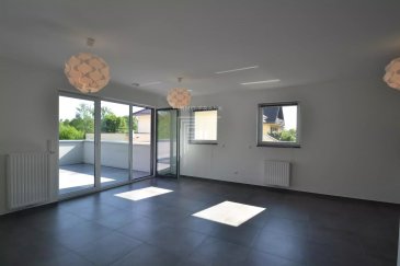 Bel appartement au rdc étage d'une petite résidence comprenant une entrée, un grand séjour donnant accès à un un spacieux balcon, une cuisine équipée ouverte avec garde-manger, une chambre à coucher et une salle de douche avec WC.

Vous disposerez également d'une cave privative, d'un emplacement intérieur et d'un emplacement extérieur.

Situé à seulement 10 kms de Luxembourg ville avec un arrêt de bus au pied de l'immeuble.
Frisange dispose également de toutes les commodités : commerces, restaurants, banques...

 ---------- 
Beautiful apartment on the ground floor of a small residence comprising an entrance hall, a large living room with access to a spacious balcony, an open-plan fitted kitchen with pantry, a bedroom and a shower room with WC.

There's also a private cellar, an indoor parking space and an outdoor parking space.

Located just 10 kms from Luxembourg city, with a bus stop at the foot of the building.
Frisange is also close to all amenities: shops, restaurants, banks, etc.


Frisange also has all the amenities: shops, restaurants, banks...