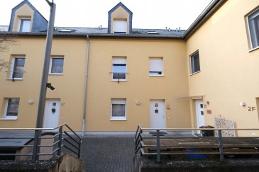 L'agence Chaves d'Ettelbruck, vous propose une superbe maison/triplex à Medernach.
Le bien a été construit en 2007 et rénové pendant ses années.
Au rdch: Hall d'entrée, W.C. séparé, Cuisine équipée donnant sur le Living et sur la terrasse de +/−15 m2 et petit jardin privé;
Au 1er étage: Palier, 2 chambres à coucher (dont une avec dressing, Salle de douche;
Au 2ème étage: Palier, Salle de douche, 2 chambres à coucher et débarras;
Au Sous-sol: Parking intérieur, Cave privée, Buanderie;
Extérieur: Parking 
Très bon état. Situation calme
Libre à convenir