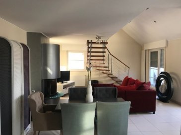 Magnifique duplex au dernier étage d'une résidence en très bon état.

hall d'entrée - 1 chambre à coucher - 1 salle de douche - living (cheminée) avec sortie terrasse (ouest) - mezzanine - 2 chambres à coucher communicantes (chambre adulte + enfant ou bureau ou dressing) avec salle de bains avec douche et baignoire.
1 emplacements parking sous-sol et une grande cave.


